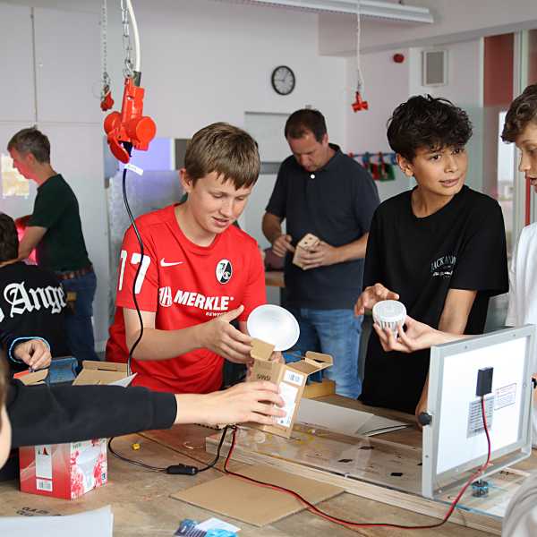 Geschenke für die Technik-Klasse: Solarmodule bringen erneuerbare Energien ins Klassenzimmer