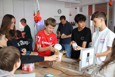 Geschenke für die Technik-Klasse: Solarmodule bringen erneuerbare Energien ins Klassenzimmer