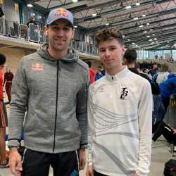 Lenny fliegt von einem sportlichen Erfolg zum nächsten