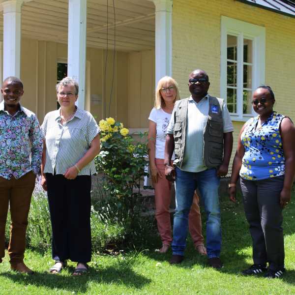 Internationale Bildungsnetzwerke: Besuch aus Sansibar und Malawi an den Zinzendorfschulen