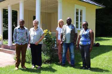 Internationale Bildungsnetzwerke: Besuch aus Sansibar und Malawi an den Zinzendorfschulen