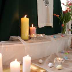 Gemeinsam Hoffnung feiern: Abgehende Jugend- und Heimerzieher*innen gestalten Oster-Gottesdienste