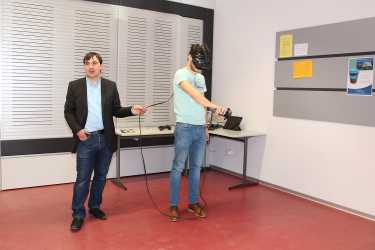 Lehrer blicken in den Cyber-Classroom