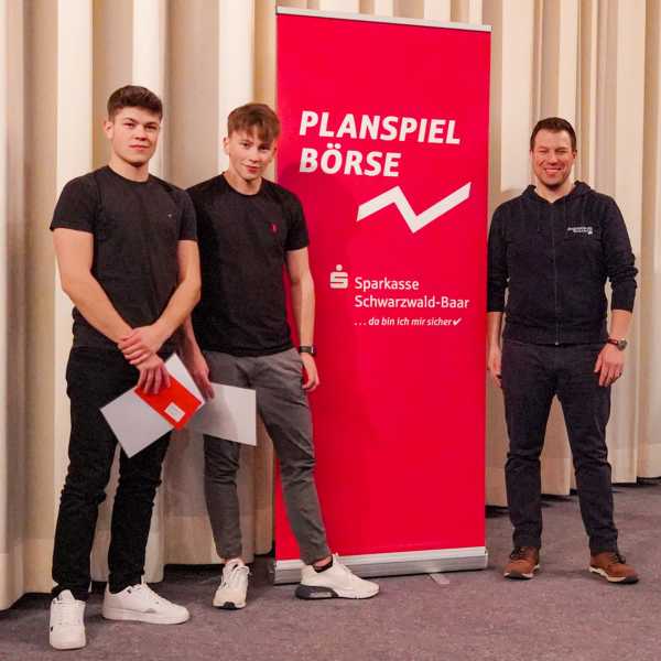 Wirtschaftsgymnasiasten Pascal und Benedict beweisen ihr Können beim Planspiel Börse