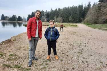 Neue Outdoor-Klasse der Carl-Orff-Schule hilft Kindern sehr - Angehender Erzieher unterstützt erfolgreiches Pilot-Projekt
