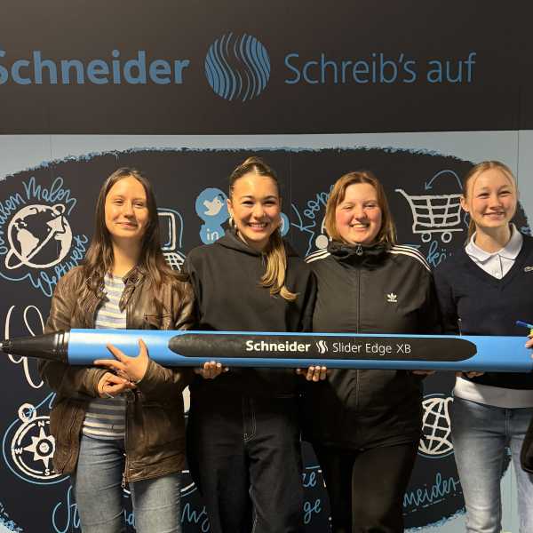 Berufsfachschüler*innen erfahren bei Schneider alles über Kuli & Co