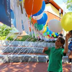 Kunterbuntes Schulfest bei strahlendem Sonnenschein