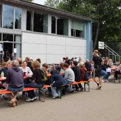 Schulfest der Zinzendorfschulen mit Blick in die Zukunft: Neue Sporthalle vorgestellt