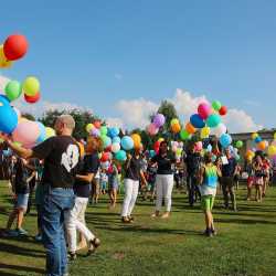 Kunterbuntes Schulfest bei strahlendem Sonnenschein