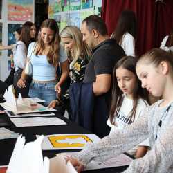 Schulfest der Zinzendorfschulen mit Blick in die Zukunft: Neue Sporthalle vorgestellt