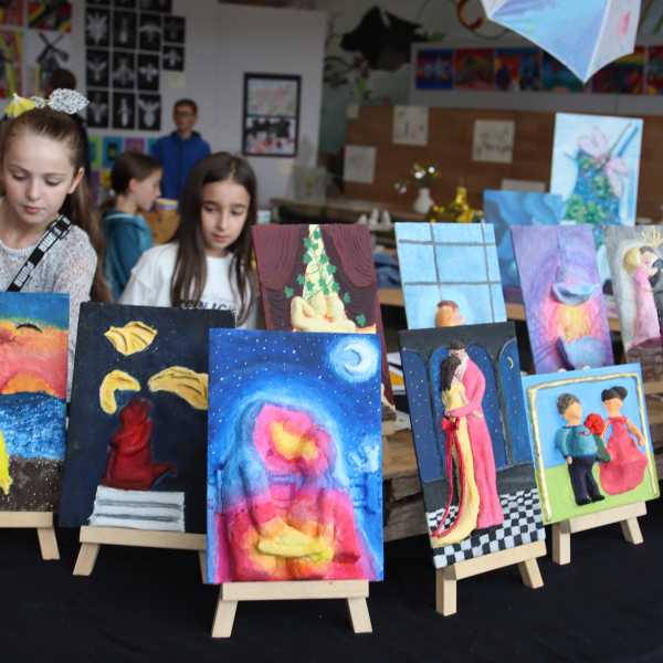 Schulfest der Zinzendorfschulen mit Blick in die Zukunft: Neue Sporthalle vorgestellt