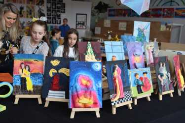 Schulfest der Zinzendorfschulen mit Blick in die Zukunft: Neue Sporthalle vorgestellt