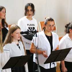 „Vorhang auf – Bühne frei!“: Sommerkonzert begeistert mit Musiktheater-Klassikern und besonderen Momenten