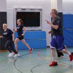 Schulpokal: Lehrer gewinnen im Basketball