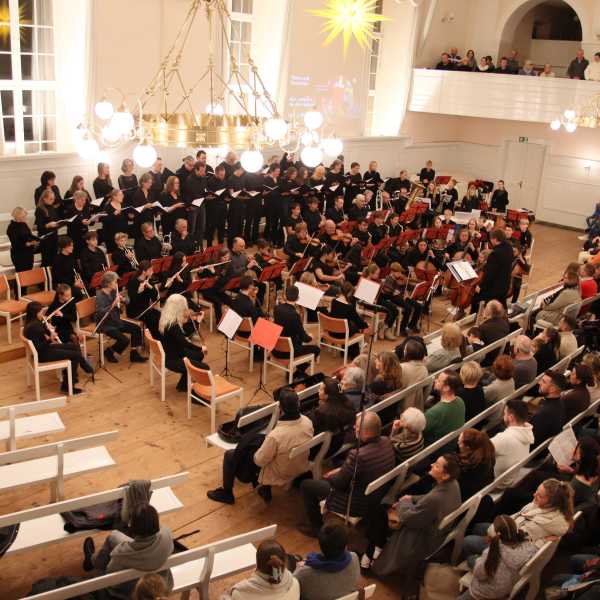 Adventssingstunde der Zinzendorfschulen mit modernen und traditionellen Klängen