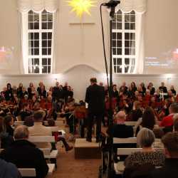 Adventssingstunde der Zinzendorfschulen mit modernen und traditionellen Klängen