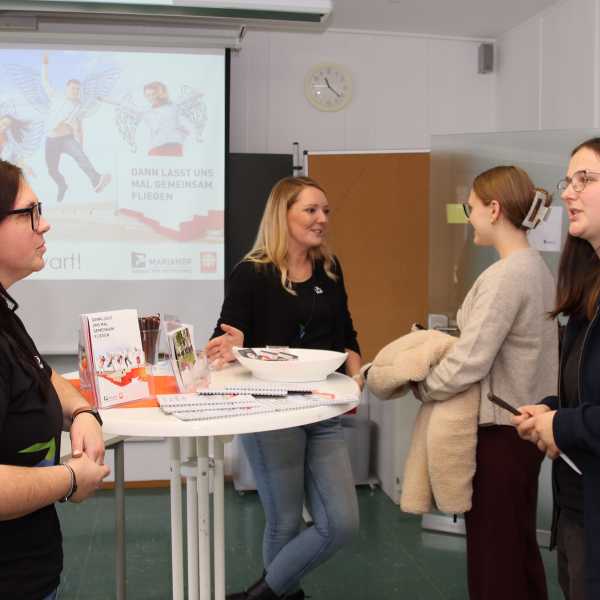 „Sozial im Saal“ bringt Fachschüler*innen und Jugendhilfeeinrichtungen zusammen