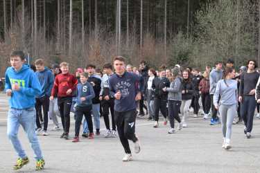 Jeder Schritt ist Geld: Schüler*innen laufen Runde um Runde für den guten Zweck durch den Wald 