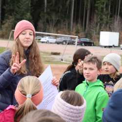 Jeder Schritt ist Geld: Schüler*innen laufen Runde um Runde für den guten Zweck durch den Wald 