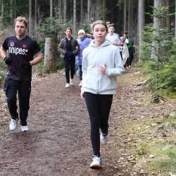 Jeder Schritt ist Geld: Schüler*innen laufen Runde um Runde für den guten Zweck durch den Wald 