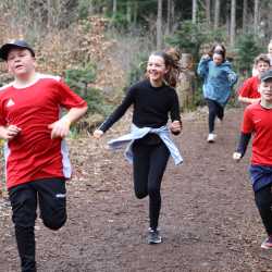 Jeder Schritt ist Geld: Schüler*innen laufen Runde um Runde für den guten Zweck durch den Wald 