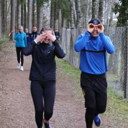 Jeder Schritt ist Geld: Schüler*innen laufen Runde um Runde für den guten Zweck durch den Wald 