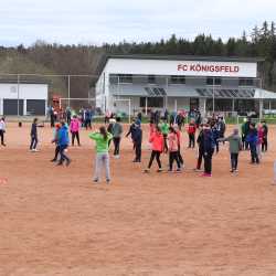 Jeder Schritt ist Geld: Schüler*innen laufen Runde um Runde für den guten Zweck durch den Wald 