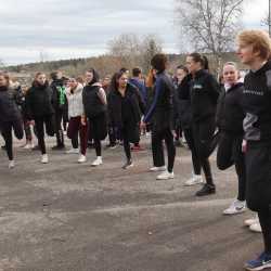 Jeder Schritt ist Geld: Schüler*innen laufen Runde um Runde für den guten Zweck durch den Wald 