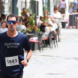Großes Läuferfeld der Zinzendorfschulen beim Stadtlauf  in Villingen