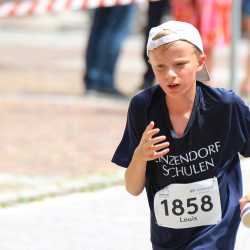 Großes Läuferfeld der Zinzendorfschulen beim Stadtlauf  in Villingen