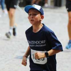 Großes Läuferfeld der Zinzendorfschulen beim Stadtlauf  in Villingen