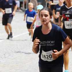 Großes Läuferfeld der Zinzendorfschulen beim Stadtlauf  in Villingen
