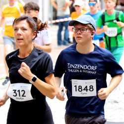 Großes Läuferfeld der Zinzendorfschulen beim Stadtlauf  in Villingen