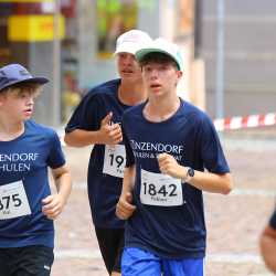 Großes Läuferfeld der Zinzendorfschulen beim Stadtlauf  in Villingen