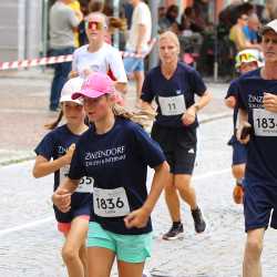 Großes Läuferfeld der Zinzendorfschulen beim Stadtlauf  in Villingen