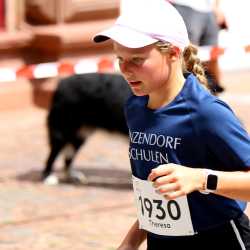 Großes Läuferfeld der Zinzendorfschulen beim Stadtlauf  in Villingen