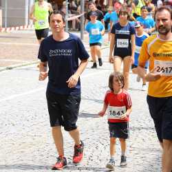 Großes Läuferfeld der Zinzendorfschulen beim Stadtlauf  in Villingen