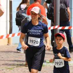 Großes Läuferfeld der Zinzendorfschulen beim Stadtlauf  in Villingen
