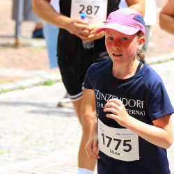 Großes Läuferfeld der Zinzendorfschulen beim Stadtlauf  in Villingen