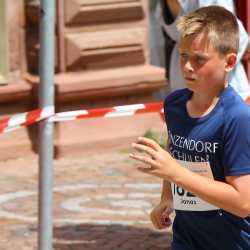 Großes Läuferfeld der Zinzendorfschulen beim Stadtlauf  in Villingen