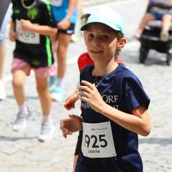 Großes Läuferfeld der Zinzendorfschulen beim Stadtlauf  in Villingen