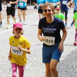 Großes Läuferfeld der Zinzendorfschulen beim Stadtlauf  in Villingen