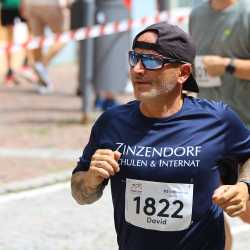 Großes Läuferfeld der Zinzendorfschulen beim Stadtlauf  in Villingen