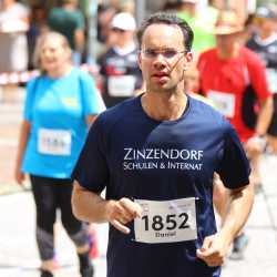 Großes Läuferfeld der Zinzendorfschulen beim Stadtlauf  in Villingen