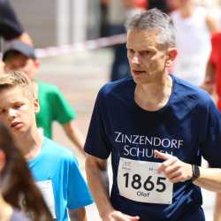 Großes Läuferfeld der Zinzendorfschulen beim Stadtlauf  in Villingen