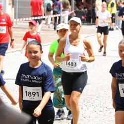 Großes Läuferfeld der Zinzendorfschulen beim Stadtlauf  in Villingen
