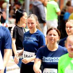 Großes Läuferfeld der Zinzendorfschulen beim Stadtlauf  in Villingen