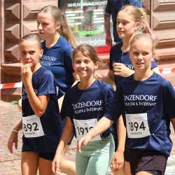 Großes Läuferfeld der Zinzendorfschulen beim Stadtlauf  in Villingen