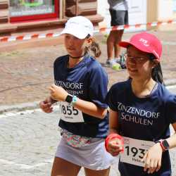 Großes Läuferfeld der Zinzendorfschulen beim Stadtlauf  in Villingen