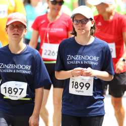 Großes Läuferfeld der Zinzendorfschulen beim Stadtlauf  in Villingen